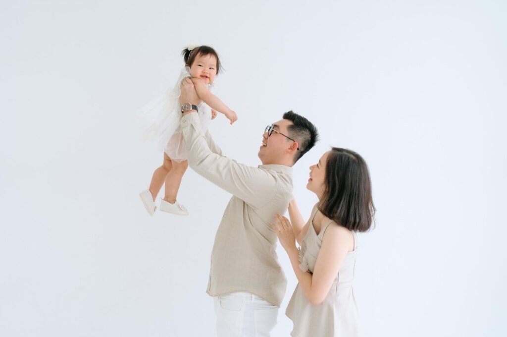 행복한 부모가 아기를 안고 있는 모습 – 부모급여 아동수당 정책의 취지